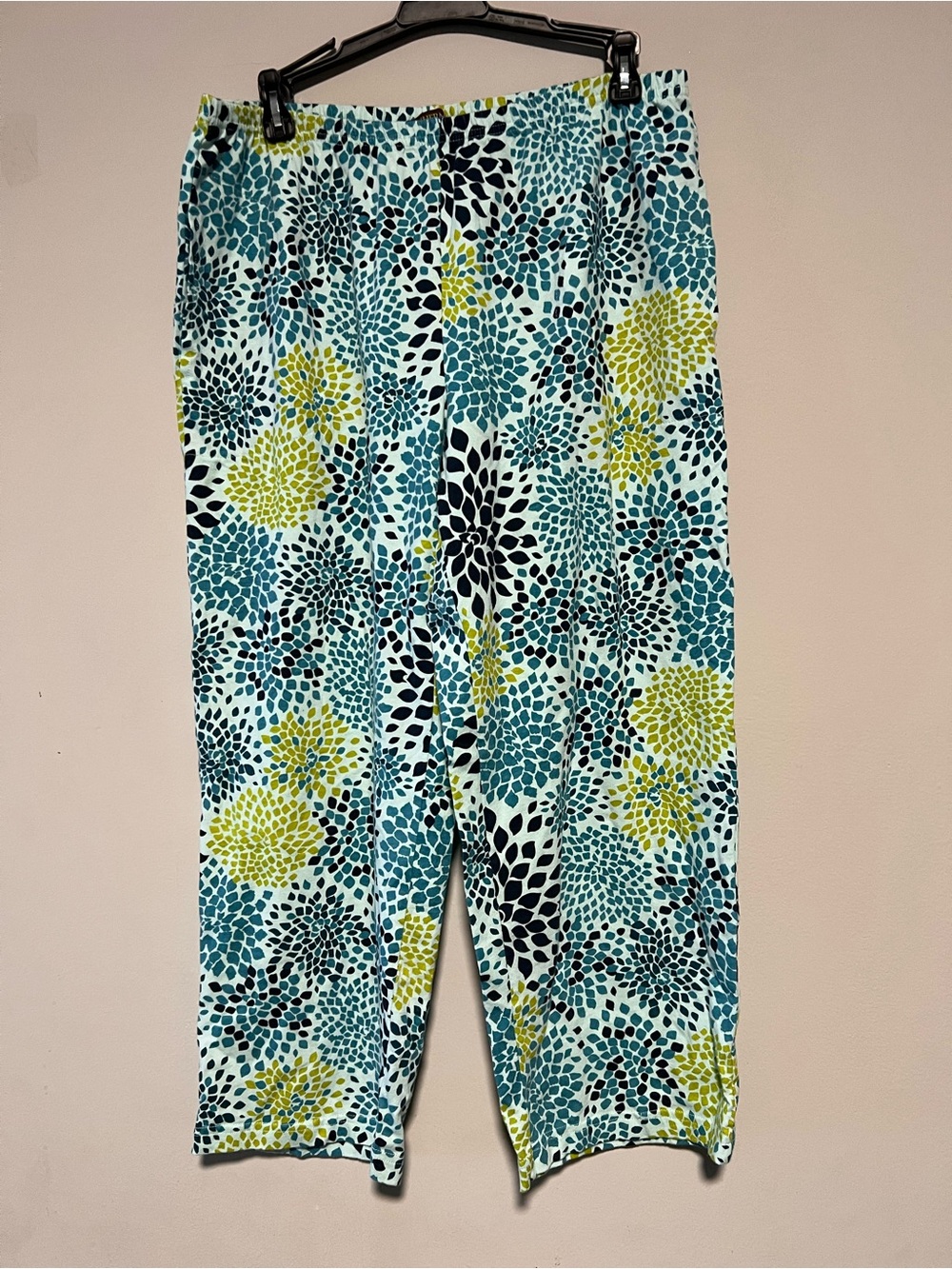 Stan Herman Women’s Size Medium Blue Green Geometric Print Stretch Capris Pants